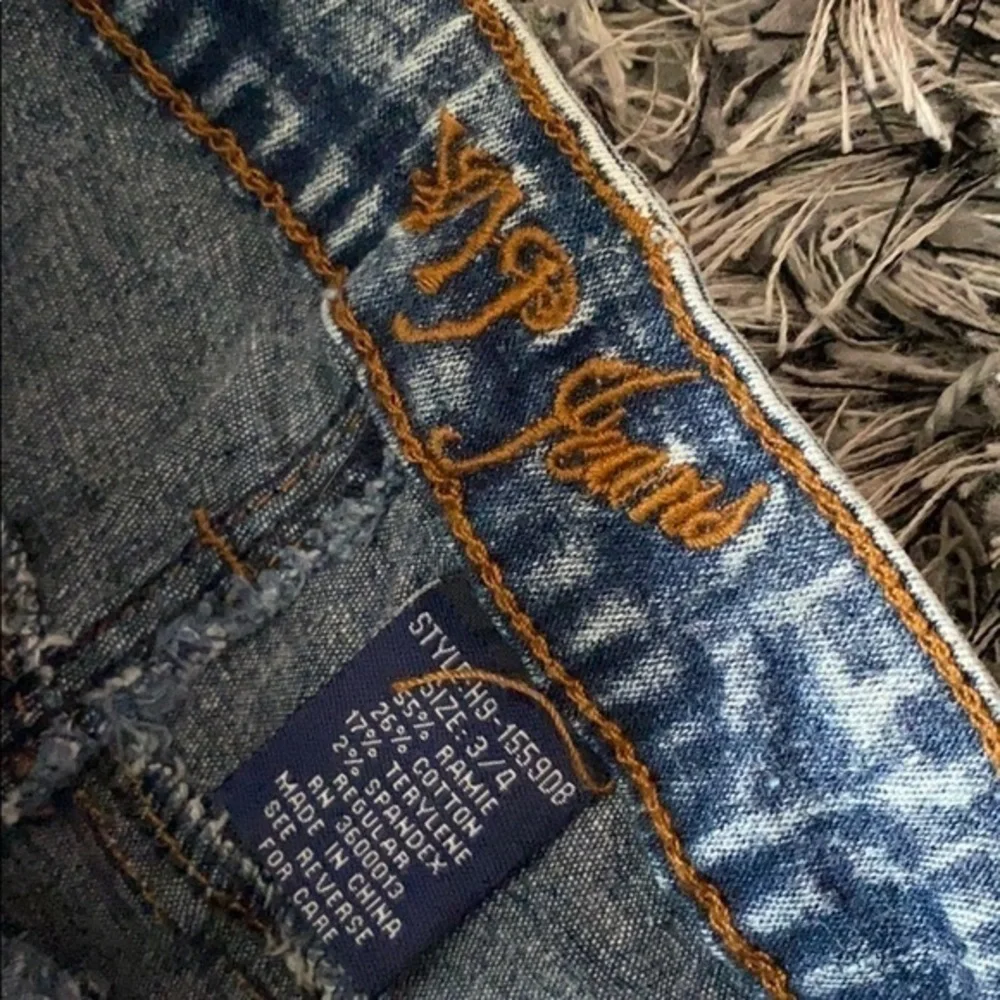 Destroyed acid wash jean shorts EUC 3/4 worn once.